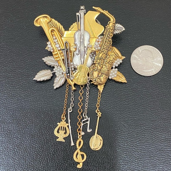 Vintage Musical Instruments Music Theme 3D Brooch 36.6g - Picture 6 of 16